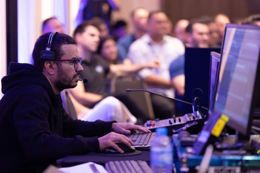 Operação de câmera em cobertura de evento