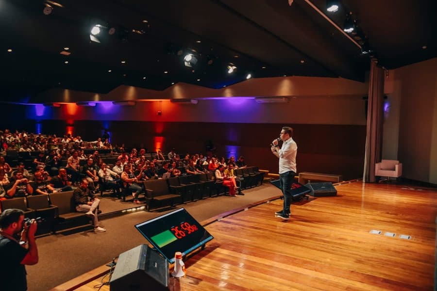 Palestrante em evento corporativo com cobertura audiovisual